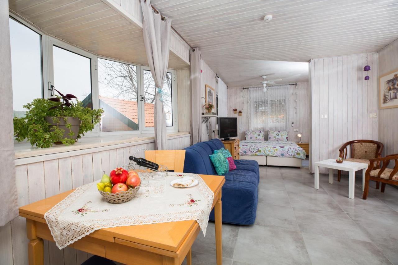 Leyad Hashmura Lodging Yesod Hamaala ภายนอก รูปภาพ